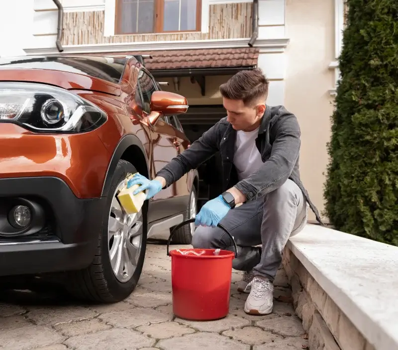 Lavage auto à domicile Essertines-en-Châtelneuf : professionnel intervenant sur un véhicule